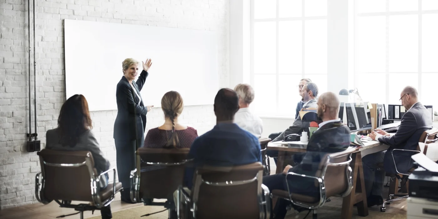 Un docente tiene un corso di formazione per aziende e manager